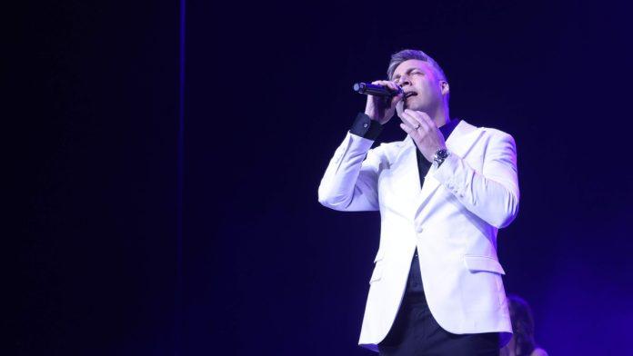 “pozovi-s-neba-ako-odes-pre-mene”-bojan-lexington-grli-zenu-aleksandru-na-bini,-a-poznati-glumac-im-recituje:-najemotivniji-momenat-na-koncertu