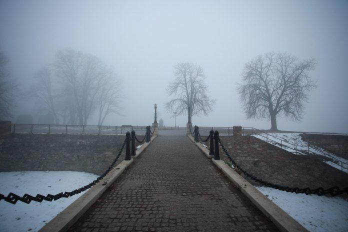 oblacno,-maglovito-i-hladno-sa-slabom-kisom-i-vetrom