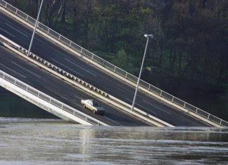 (FOTO) SRUŠEN MOST, A TAKSI KLIZI KA AMBISU Retka fotografija bombardovanja Srbije od koje se i dan danas naježiš (foto)-srusen-most,-a-taksi-klizi-ka-ambisu-retka-fotografija-bombardovanja-srbije-od-koje-se-i-dan-danas-najezis