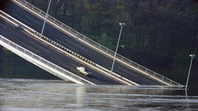 (foto)-srusen-most,-a-taksi-klizi-ka-ambisu-retka-fotografija-bombardovanja-srbije-od-koje-se-i-dan-danas-najezis