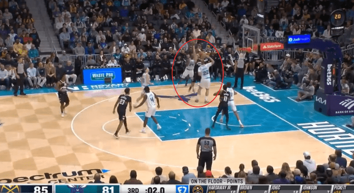 video-„jokic-je-ponekad-nerealan“:-pogledajte-potez-koji-je-raspametio-komentatore,-za-3,9-sekunde-izmedu-dva-igraca-napravio-cudo