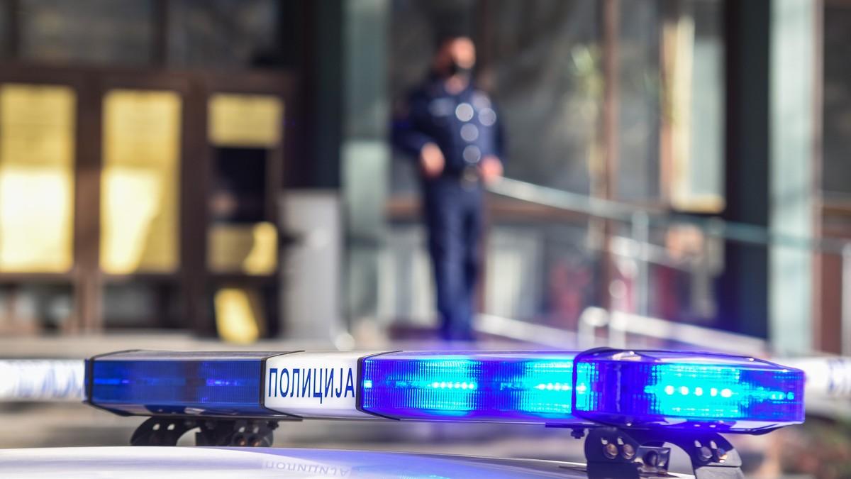 uzeo-lopatu-da-ih-zaplasi-pa-ga-udarili-bokserom-radnik-“parking-servisa”-izboden-u-centru-dok-je-pokusavao-da-zaustavi-nasilnike!