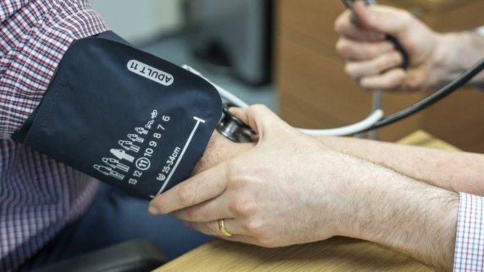 novi-americki-vodic-za-krvni-pritisak:-da-li-ste-sada-u-rizicnoj-zoni-za-hipertenziju