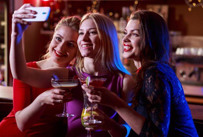 danas-svi-brinu-za-sminku-i-garderobu,-a-nekada-su-izlasci-izgledali-ovako:-pice-za-200-dinara,-ples-do-zore-,-pa-bosi-kuci…