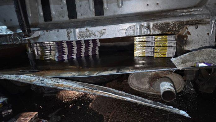 automobil-pun-paklica!-carinici-na-srpskoj-crnji-sprecili-sverc-50.000-cigareta:-robu-krio-i-u-blatobranima