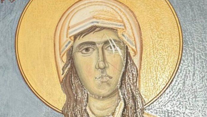 “izgrebane-oci-svetitelja”-simic:-u-prostorijama-opstine-zvecan-oskrnavljene-pravoslavne-ikone-(foto)
