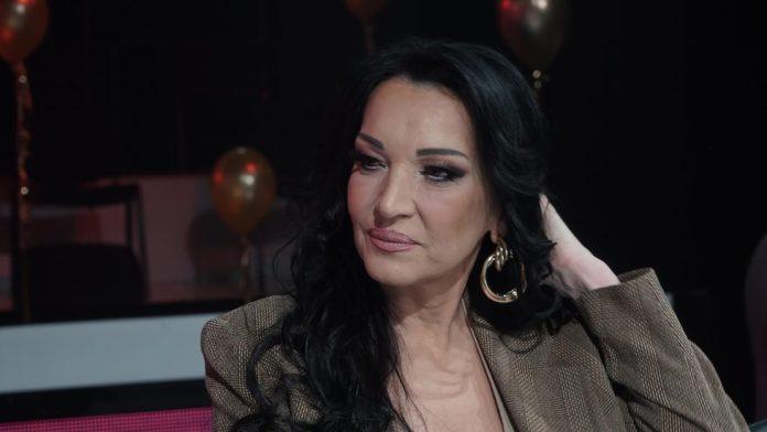 luksuzni-namestaj,-zlatni-detalji-i-bazen:-goca-bozinovska-sa-porodicom-uziva-u-vili-od-700.000-evra-foto