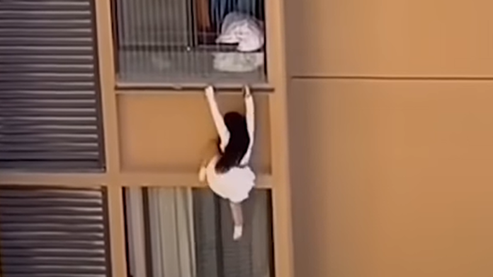 bila-kod-ljubavnika-kada-su-culi-zvono-na-vratima:-ubrzo-je-visila-sa-10.-sprata-i-svim-silama-pokusavala-da-spasi-zivu-glavu-(video)