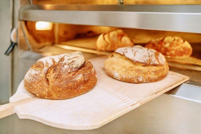 rasekao-veknu-hlebu,-a-onda-mu-se-zivot-zgadio!-neprijatno-iskustvo-u-sapcu:-“kupljen-je-u-prodavnici-mesovite-robe”-–-komentari-samo-pljuste!-(foto)