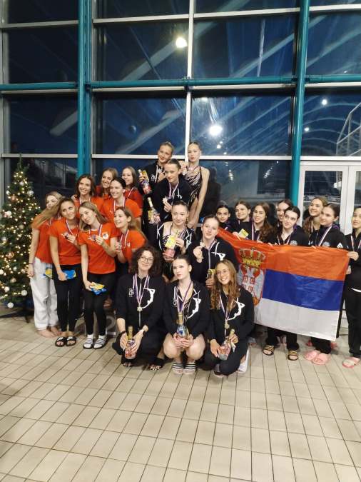 jos-jedan-uspeh-ksp-novi-beograd!-bravo-za-srpske-sinhrone-plivacice:-osvojile-su-trece-mesto-u-pragu!