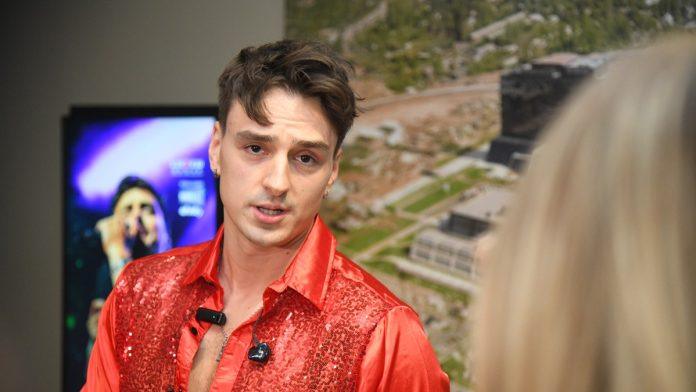 “drugi-koncert-nisam-ni-blizu-rasprodao”-adi-sose-u-stilu-elvisa-pred-beogradanima,-burno-reagovao-na-pitanje-o-devojci!-priznao:-“i-sad-se-borim-sa-anksioznoscu,-nema-leka-za-to”-(video)