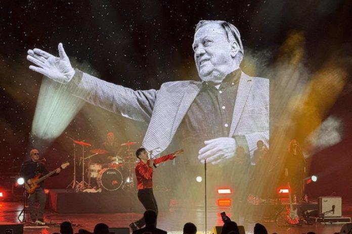 da-ti-srce-iskoci-iz-grudi:-osvanula-crno-bela-slika-halida-beslica-na-koncertu-adija-sosea-–-publika-u-suzama!-(foto,-video)