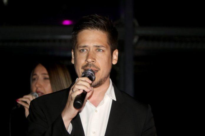 vrele-scene-nikole-rokvica!-skinuo-se-usred-zime-–-ovo-bi-otopilo-led!