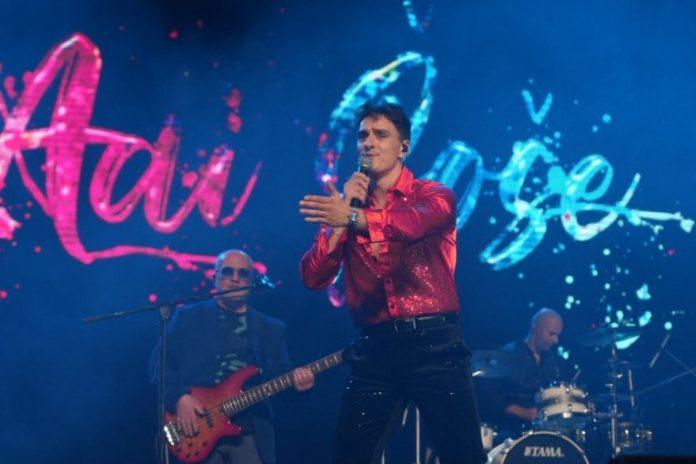 adi-sose-napravio-magiju-pred-krcatim-sava-centrom!-4.000-ljudi-ustalo-cim-je-krocio-na-binu:-hvala-sto-ste-moje-snove-pretvorili-u-realnost