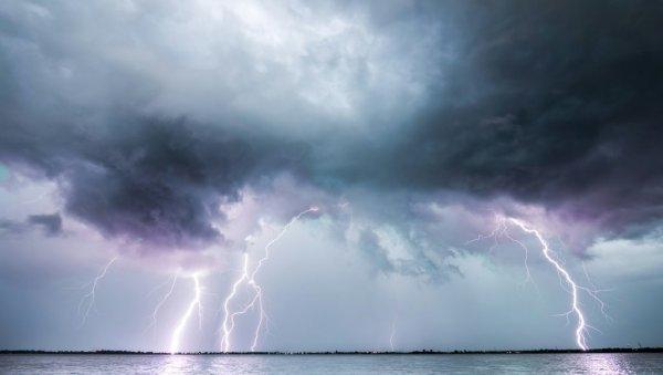 izdato-upozorenje-stize-nevreme-opasno-po-zivot:-oluja-bram-se-priblizava-velikoj-britaniji-i-irskoj