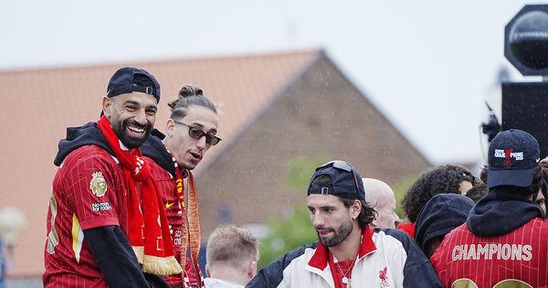 salah-se-pobrinuo-da-svi-u-liverpulu,-pa-cak-i-saigraci-koje-je-tvrdio-da-voli,-budu-pod-tockovima-autobusa…-dok-je-on-za-volanom!