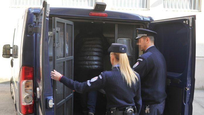 seli-u-auto,-dali-gas-i-pobegli-policija-u-paracinu-rasvetlila-kradu-i-uhapsila-dvojicu-muskaraca:-nakon-krade-kola,-iz-kockarnice-izneli-400.000!