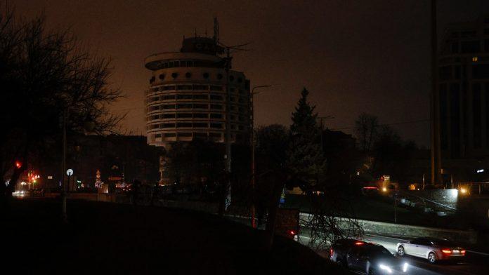 (video)-kijev-ostao-u-mraku!-zbog-ruskih-napada-uvedene-restrikcije-struje-citavim-regionima,-paralisan-energetski-sistem