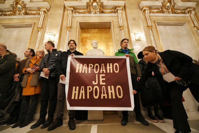 glumci-nastavljaju-sa-protestima-na-sceni-–-veceras-ovacije-ekipi-predstave-„bela-kafa“-i-transparentu-„narodno-je-narodno“-(video)