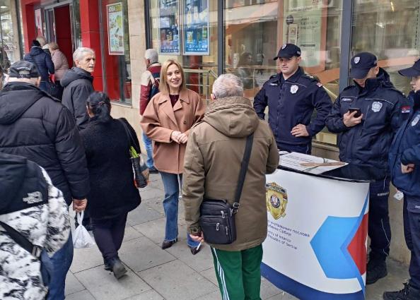 kampanja-“16-dana-aktivizma-protiv-nasilja-nad-zenama”:-policijski-sluzbenici-u-otvorenom-razgovoru-sa-gradanima-vranja