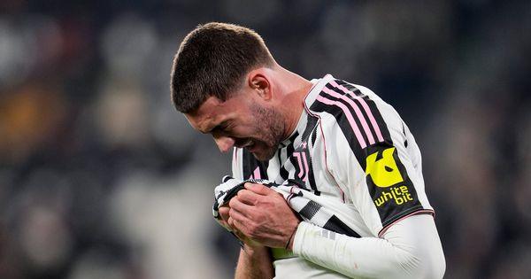 vlahovic-na-stakama!-pojavila-se-prva-fotka-srpskog-golgetera-posle-operacije-/foto/