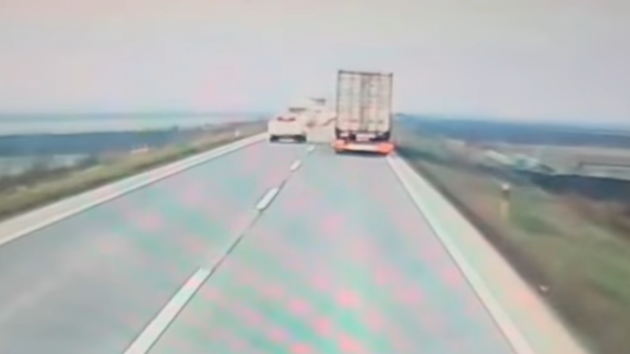 (video)-pretice-kamion,-pa-upada-u-“makazice”-neverovatan-snimak-bahate-voznje,-za-dlaku-izbegnuta-nesreca