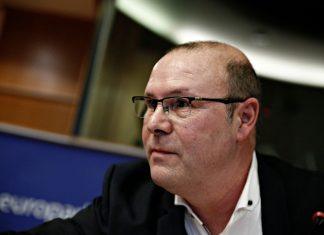 FOTO Pobedio UEFA, a danas živi od socijalne pomoći: Spasao je svetske megazvezde, tvorac najpoznatijeg pravila u istoriji fudbala izgleda neprepoznatljivo foto-pobedio-uefa,-a-danas-zivi-od-socijalne-pomoci:-spasao-je-svetske-megazvezde,-tvorac-najpoznatijeg-pravila-u-istoriji-fudbala-izgleda-neprepoznatljivo