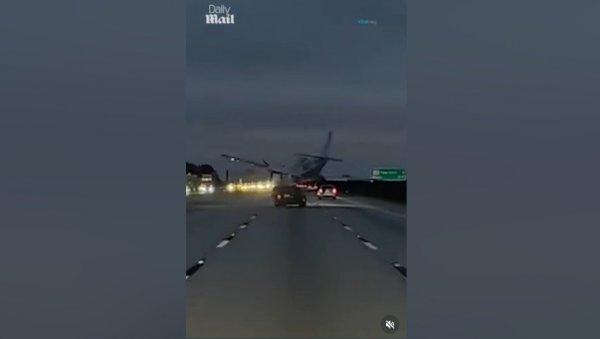 avion-se-zabio-u-automobil-na-auto-putu:-srca-i-delovi-vozila-leteli-na-sve-strane-(video)