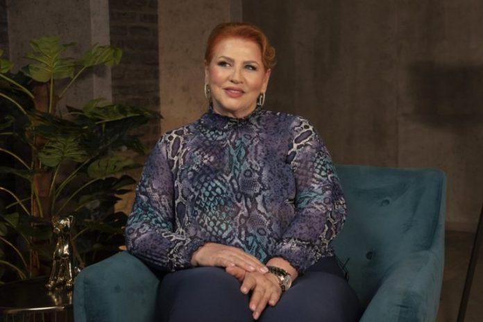 cana-u-besnoj-masini-stigla-na-pink!-pevacica-bez-trunke-sminke,-ne-skida-osmeh!-(video)