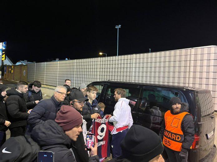 video-smekerski-potez-arnautovica-i-kataija:-navijaci-ih-cekali-posle-treninga,-jedan-nosio-dres-bolonje-video