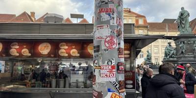 navijaci-zvezde-okupirali-centar-grada:-dobro-poznate-nalepnice-i-sjajna-atmosfera-u-gracu-(foto/video)