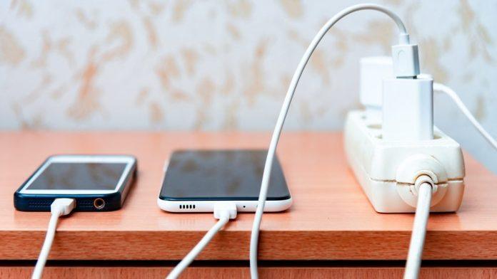 razbijamo-mit:-apple,-samsung-i-google-objasnili-da-li-stalno-punjenje-zaista-skracuje-zivot-baterije