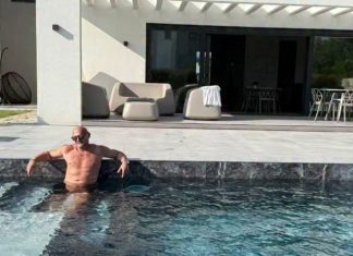 KAD SE NAŠ MUZIČAR (56) SKINE, ŽENAMA PADNU VILICE Pokazao isklesane trbušnjake, a svi se pitaju kako mu polazi za rukom (Foto) kad-se-nas-muzicar-(56)-skine,-zenama-padnu-vilice-pokazao-isklesane-trbusnjake,-a-svi-se-pitaju-kako-mu-polazi-za-rukom-(foto)