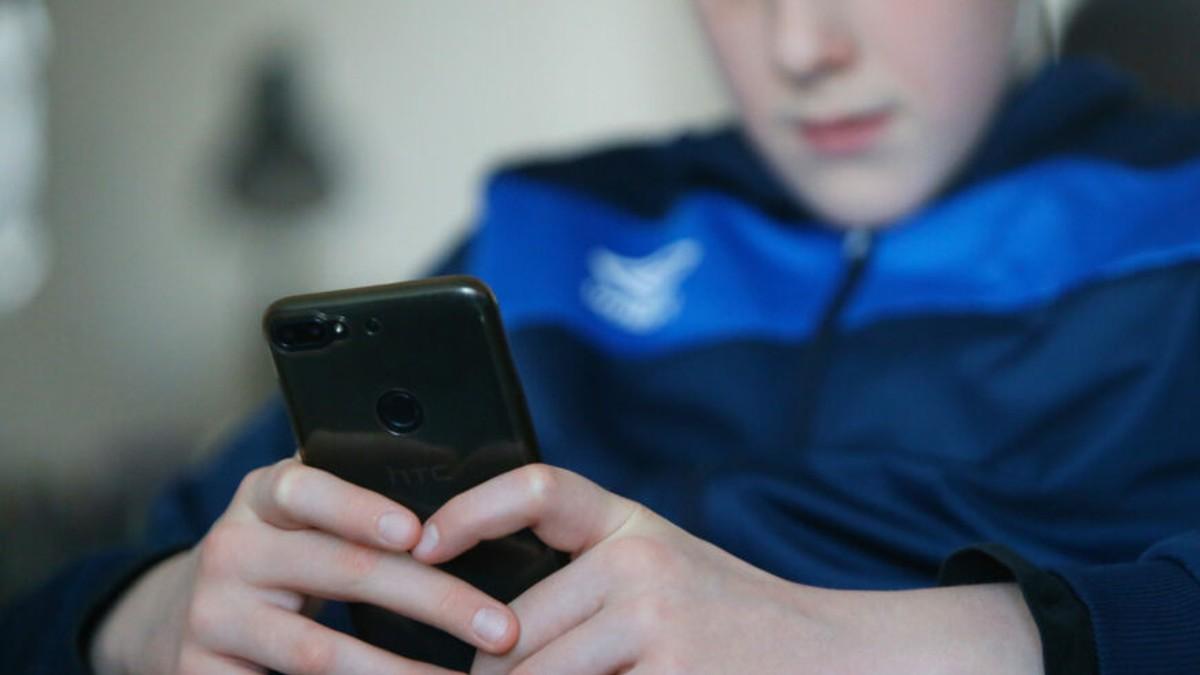 monarhisti:-uvesti-zabranu-koriscenja-drustvenih-mreza-za-mlade-od-16-godina monarhisti:-uvesti-zabranu-koriscenja-drustvenih-mreza-za-mlade-od-16-godina