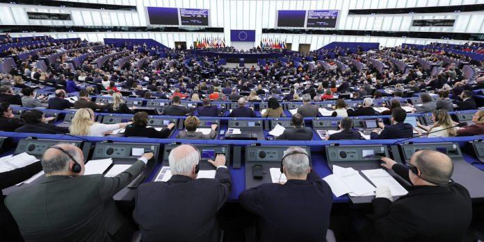 decak-iz-ukrajine-rasplakao-evropski-parlament:-u-stravicnom-bombardovanju-je-izgubio-majku