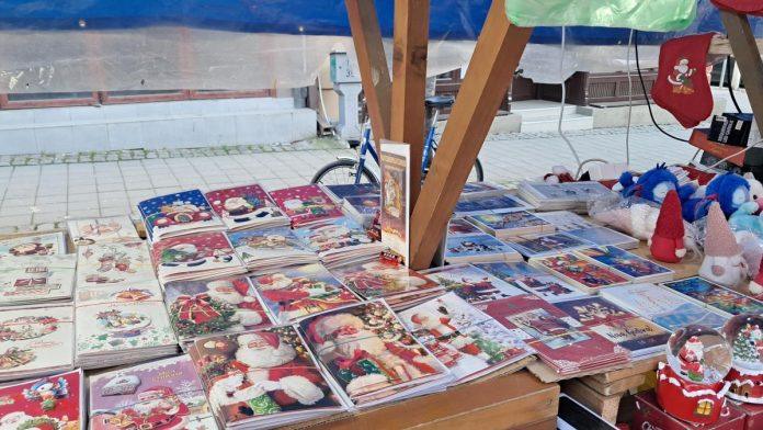 sareno-i-ukrasno-na-novogodisnjim-tezgama-u-vranju-ima-svega,-a-prodavci-kazu-da-su-cene-kao-i-proslogodisnje:-evo-sta-se-najvise-prodaje-(foto)