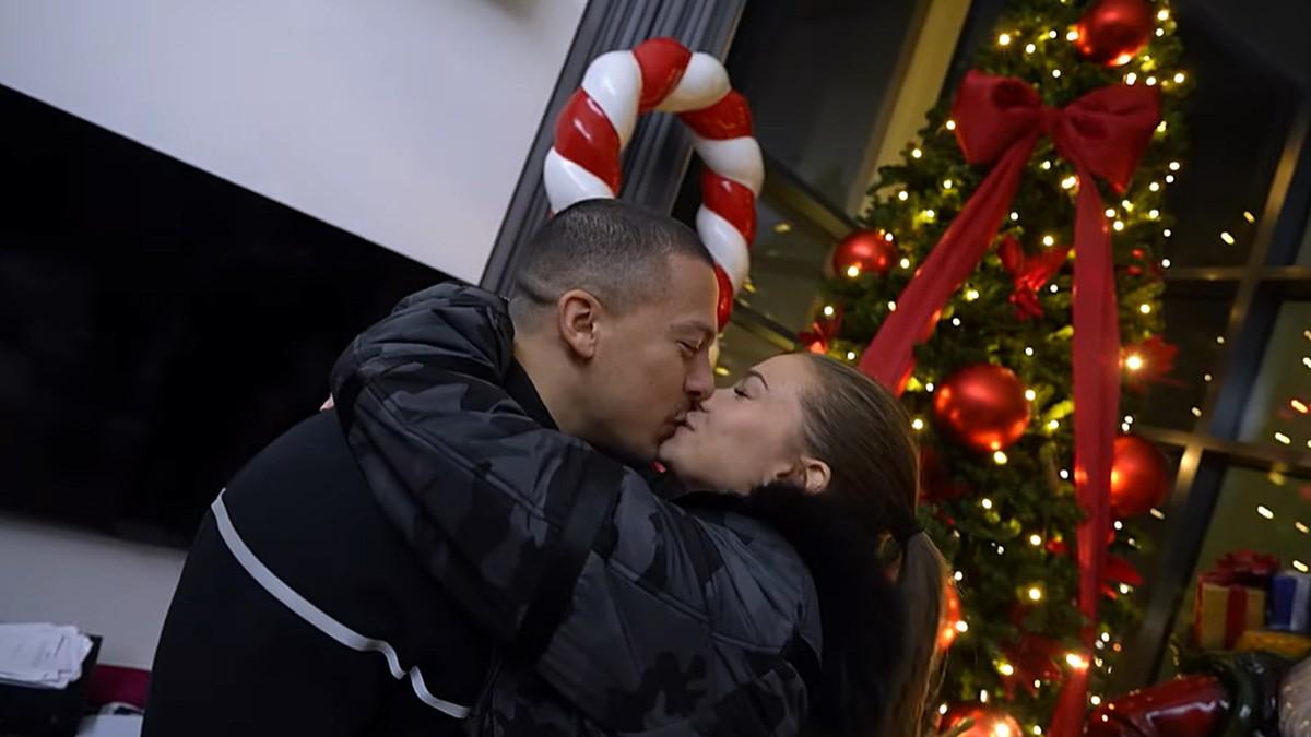 baka-prase-okitio-stan-za-50.000-evra-za-novu-godinu-pokazao-masivnu-jelku-od-4,5-metra-i-gigantske-ukrase:-ljubi-se-sa-devojkom-i-sve-prsti baka-prase-okitio-stan-za-50.000-evra-za-novu-godinu-pokazao-masivnu-jelku-od-4,5-metra-i-gigantske-ukrase:-ljubi-se-sa-devojkom-i-sve-prsti