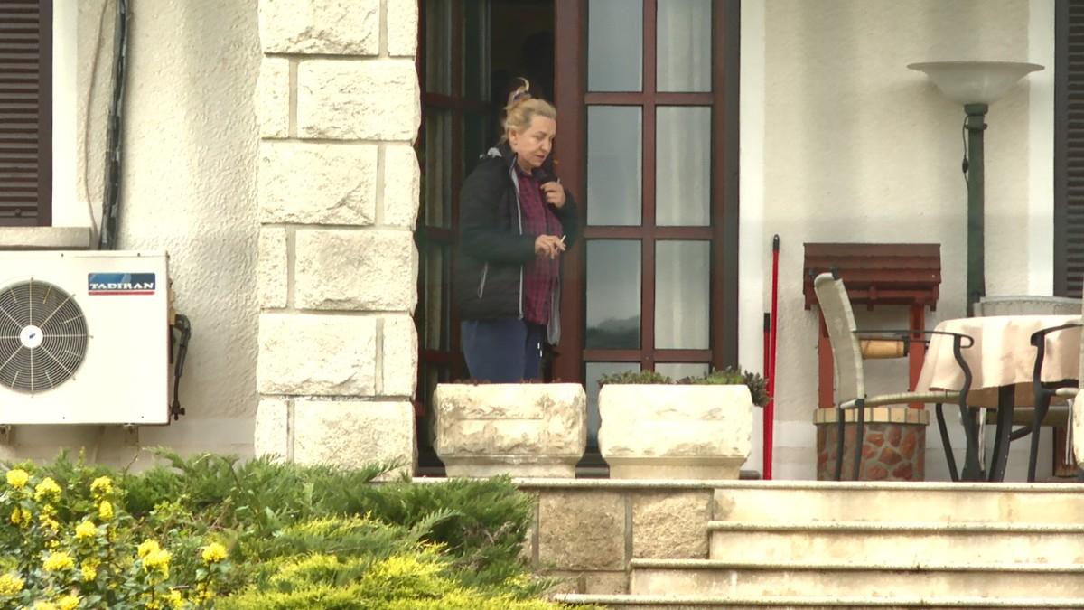 usred-sume-sazidala-vilu-ovde-godinama-zivi-vesna-zmijanac,-daleko-od-grada-sebi-napravila-pravi-raj:-“relja-i-nikolija-cesto-dolaze”-(foto) usred-sume-sazidala-vilu-ovde-godinama-zivi-vesna-zmijanac,-daleko-od-grada-sebi-napravila-pravi-raj:-“relja-i-nikolija-cesto-dolaze”-(foto)