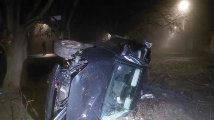 (foto)-jeziv-prizor-kod-rume-automobil-izleteo-sa-puta-i-prevrnuo-se,-jedna-osoba-tesko-povredena