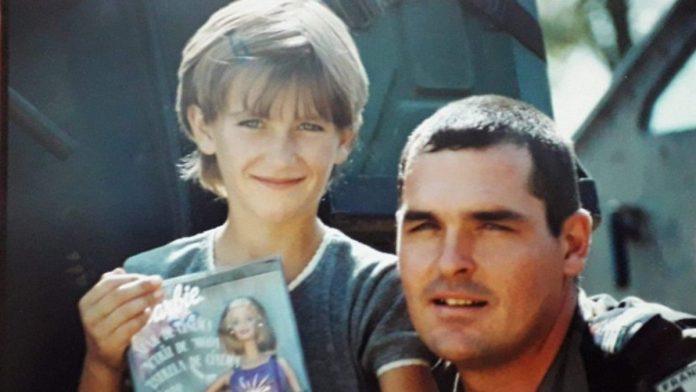 (foto)-pre-25-godina-milica-(8)-je-francuskom-vojniku-na-kim-dala-osmeh-i-jagodu,-on-se-vratio-sa-lutkom,-a-danas-joj-je-dosao-na-slavu:-nesvakidasnje-prijateljstvo-puno-emocija