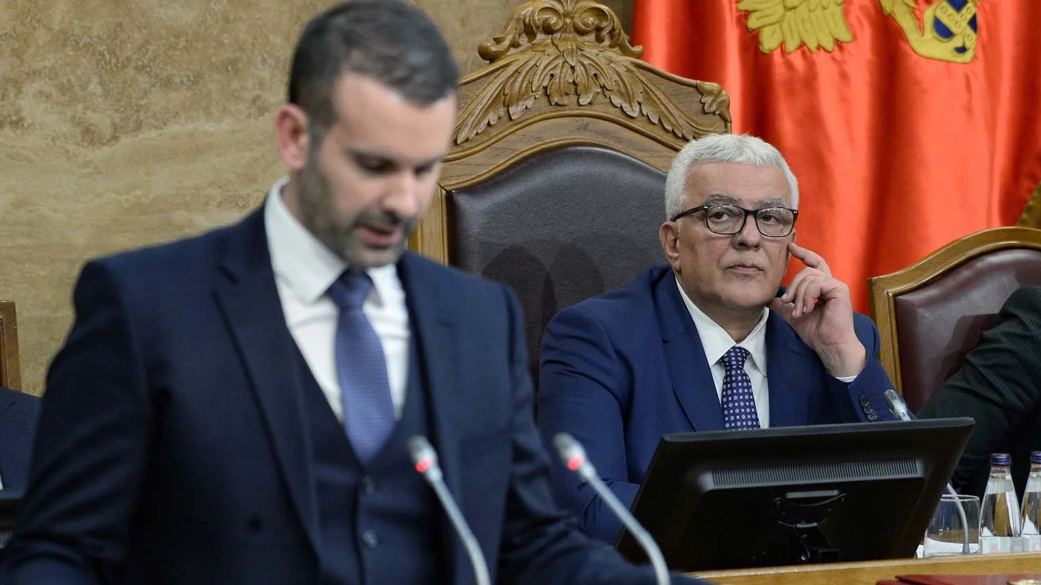 uzdrmana-vlast-u-crnoj-gori:-jedan-kolektor-bi-mogao-da-promeni-sve uzdrmana-vlast-u-crnoj-gori:-jedan-kolektor-bi-mogao-da-promeni-sve