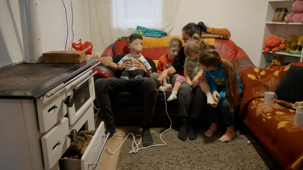 Данијела-сама-гаји-шесторо-деце-и-тешко-успева-да-загреје-кућу,-Црвени-крст-прискаче-у-помоћ