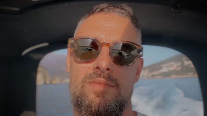 pevac-(43)-je-izbacen-iz-granda,-on-doneo-odluku-pa-napustio-srbiju-i-preselio-se-u-crnu-goru:-sad-objavio-snimak-sa-broda,-promenio-i-imidz