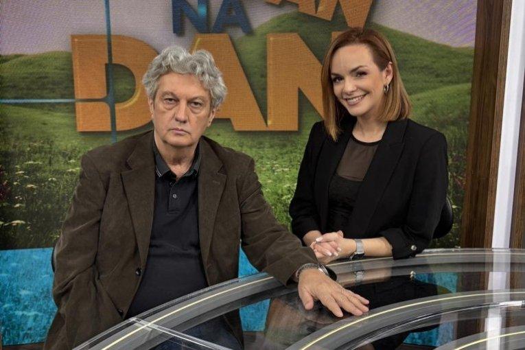 milomir-maric-prvi-put-o-ugnjetavanju-na-hepiju!-priznao-istinu-o-kradi-njegove-“cirilice”,-katarina-potvrdila:-nisu-nam-dali-da-budemo-srecni-tamo!-(video) milomir-maric-prvi-put-o-ugnjetavanju-na-hepiju!-priznao-istinu-o-kradi-njegove-“cirilice”,-katarina-potvrdila:-nisu-nam-dali-da-budemo-srecni-tamo!-(video)