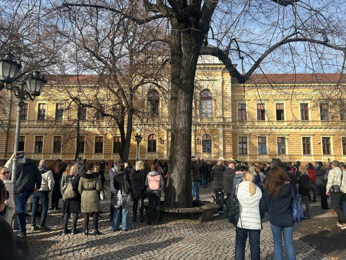 roditelji-ucenika-jovine-gimnazije:-strucni-saradnici-u-skoli-bez-plate-vise-od-tri-meseca