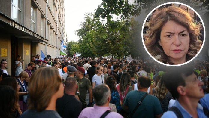 savet-roditelja-pete-gimnazije-tvrdi:-v-d.-direktorka-i-ekipa-jedne-televizije-premestili-dokumentaciju-i-ostetili-inventar