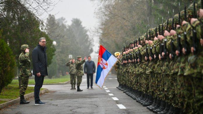 “veoma-mocno-oruzje-stiti-nis”-vucic-o-stanju-u-vojsci-srbije,-pomenuo-i-hq-17-raketu:-uskoro-cemo-imati-desetine-hiljada-dronova-kamikaza-(video)