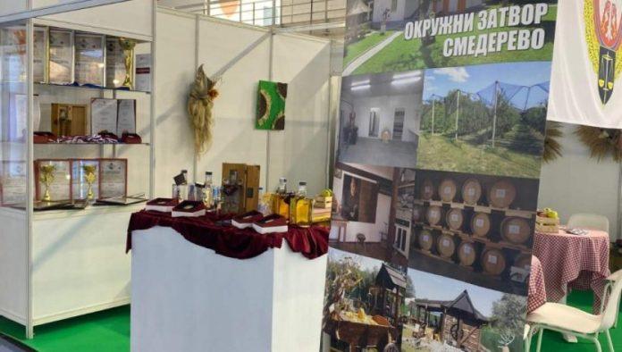 i-“aps”-medu-standovima:-na-sajmu-vocarstva,-povrtarstva-i-vinogradarstva-predstavljene-rakije-sa-ekonomije-smederevskog-zatvora