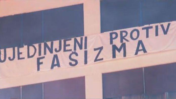 “jedan-pevac-nije-merna-jedinica-za-patriotizam”-transparent-tokom-doceka-u-zagrebu-jasno-pokazao-sta-neki-misle-o-tompsonu-(foto)