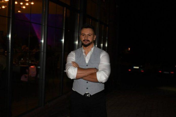 srce-mu-puklo-pred-kamerama!-emir-dulovic-se-slomio-u-programu-uzivo,-njihova-smrt-ga-tada-dotukla:-“odgojili-su-me-baka-i-deka!”